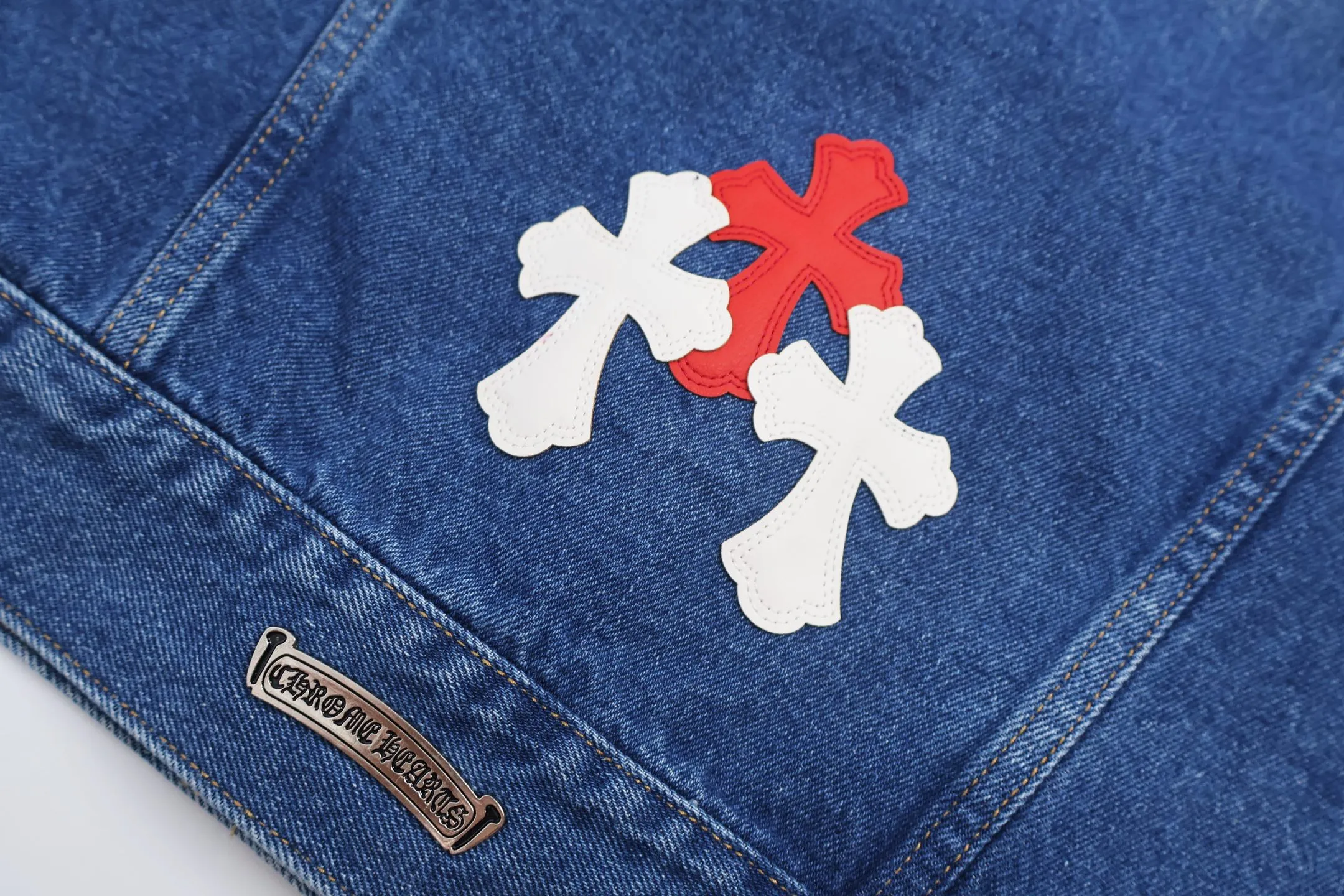 🅿️810 [Exclusive supply] CH Crow Heart Sleeve Cross-Flat Denim Jacket This denim jacket takes the brand's iconic cross element as its core, and stages a wonderful dialogue between hardcore aesthetics and street fashion on retro distressed denim fabric. Design details: the visual fantasy of Gothic symbols, the multi-dimensional expression of the cross totem: the red and white contrasting cross patches are staggered on the chest and back, making the brand more recognizable; the hollow cross pattern leather splicing on the sleeves combines the mystery of religious symbols with the punk-style deconstructed design. Every detail tells the dark aesthetics of Crowe's heart. Retro distressing with denim texture: Selected denim fabrics are treated with distressing techniques to show natural fading and texture, which not only retains the retro accent of denim items, but also adds a casual sense to the overall look. The ingenuity of hardware and tailoring: the metal buttons and hardware all have Croxin's iconic pattern, which shines with exquisite luster under the refraction of light; the neat tailoring of the classic denim jacket is suitable for a variety of wearing scenarios, and can create a strong personal style whether it is layered or worn alone. Croxin's denim jacket is not only a piece of clothing, but also a style badge that highlights unique aesthetics and rebellious attitude. For those who pursue individuality, they can leave their own hardcore mark in the fashion field. Size:S-M-L-XL